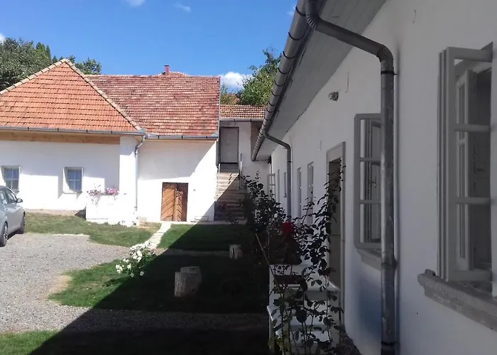 Daire Plitzner Belvarosi Apartmanhaz Eğri